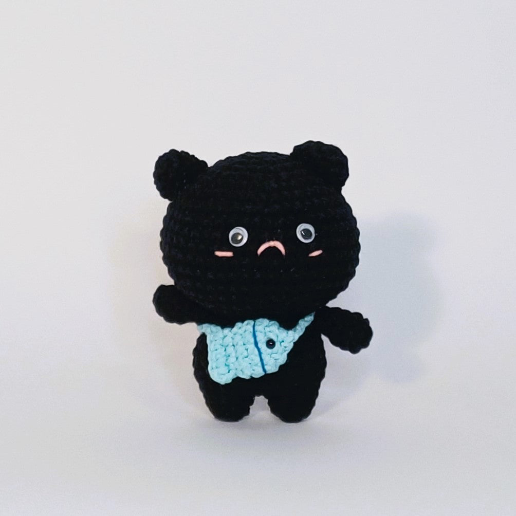 Peluche au crochet du chat noir avec un sac à poisson
