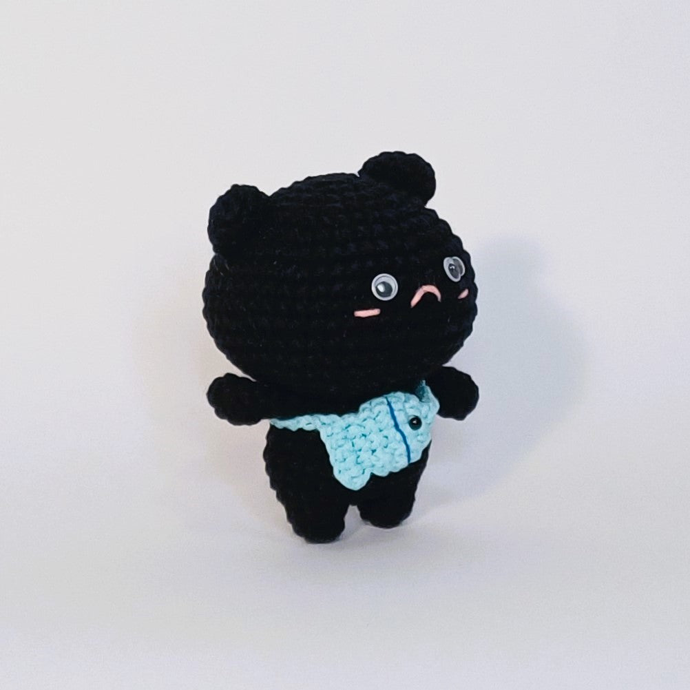 Peluche au crochet du chat noir avec un sac à poisson