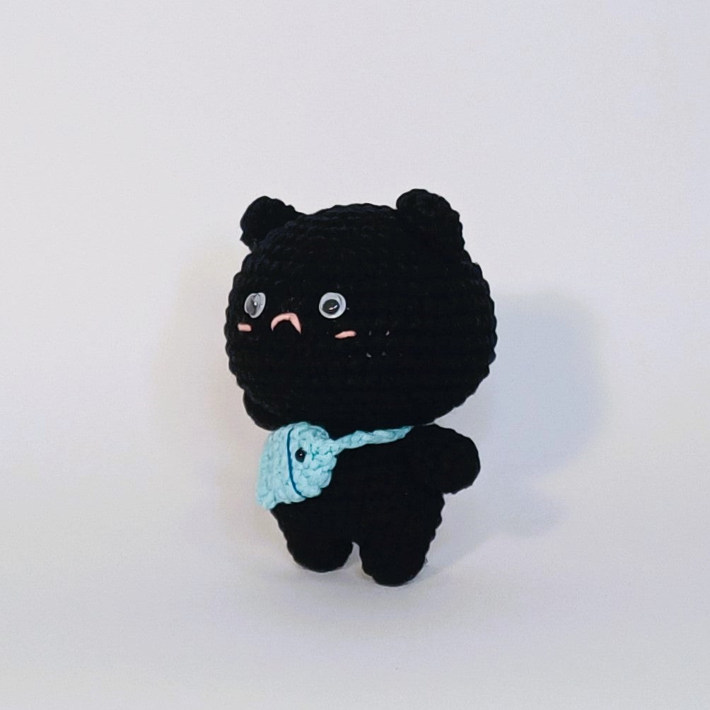 Peluche au crochet du chat noir avec un sac à poisson