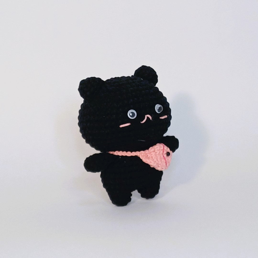 Peluche au crochet du chat noir avec un sac à poisson