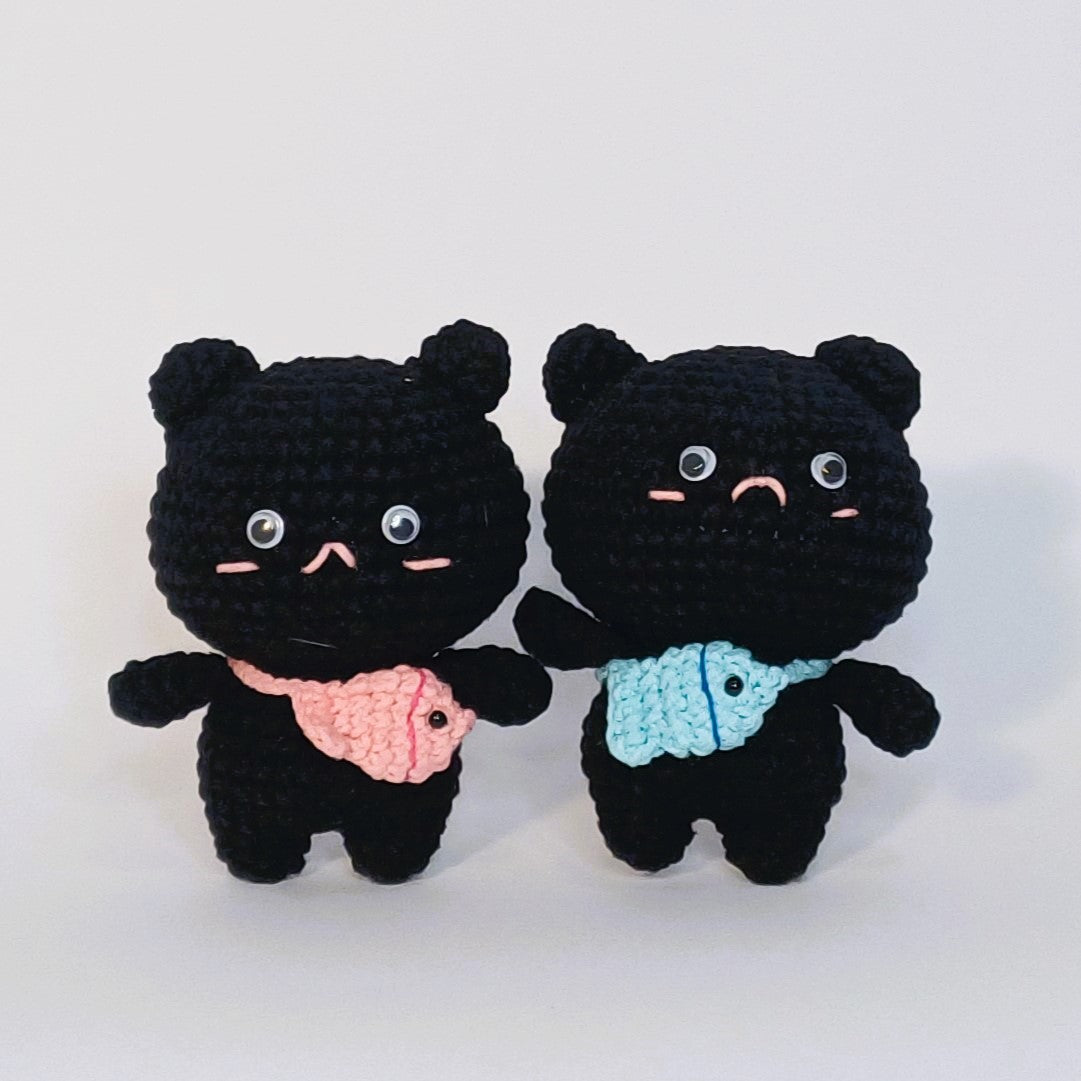 Peluche au crochet du chat noir avec un sac à poisson