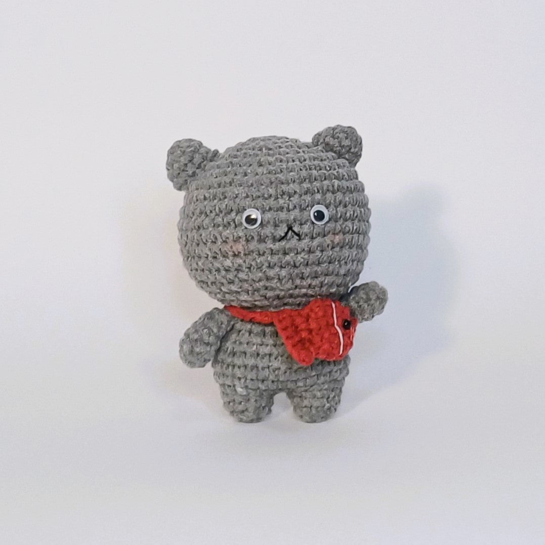 Peluche au crochet de l'adorable chat gris