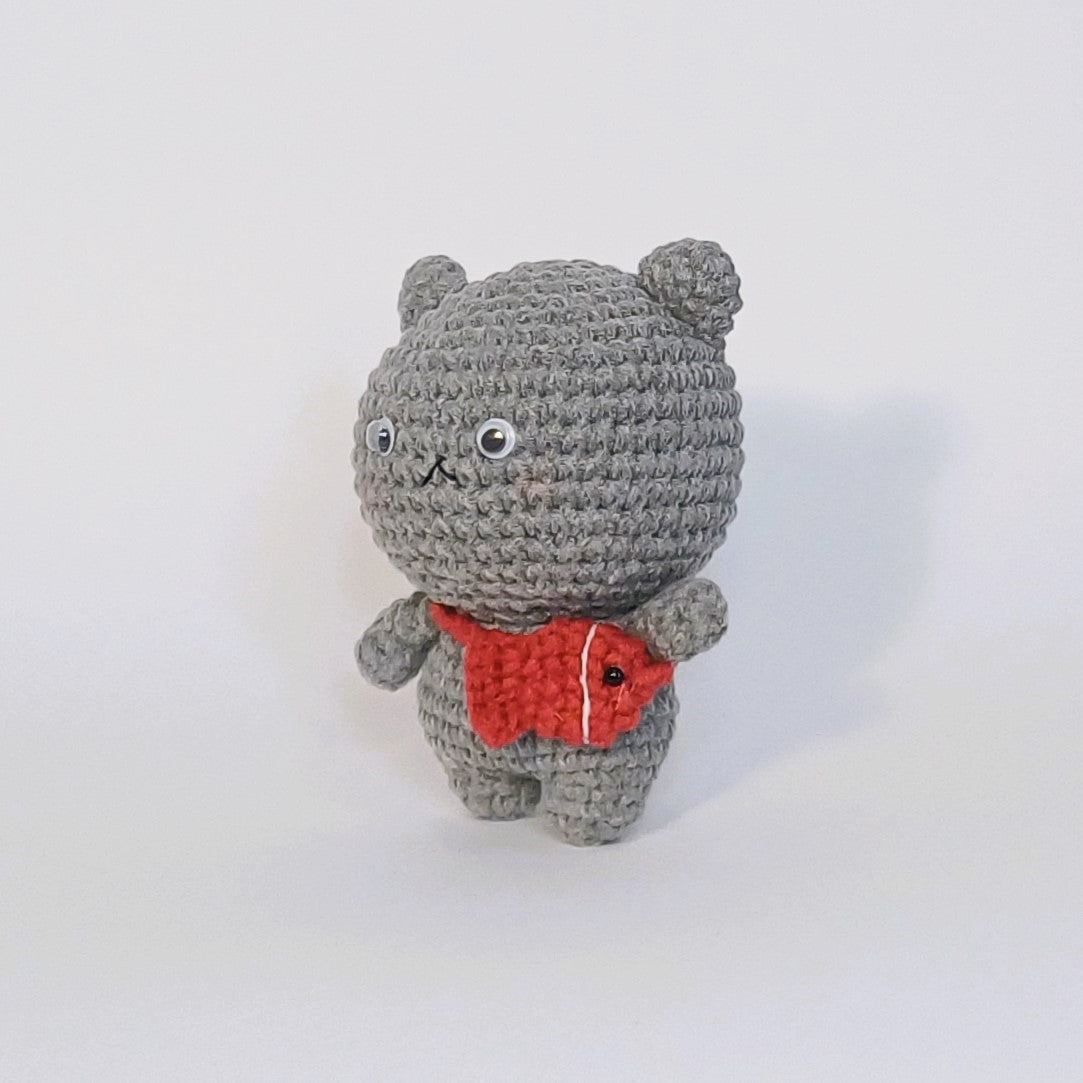Peluche au crochet de l'adorable chat gris