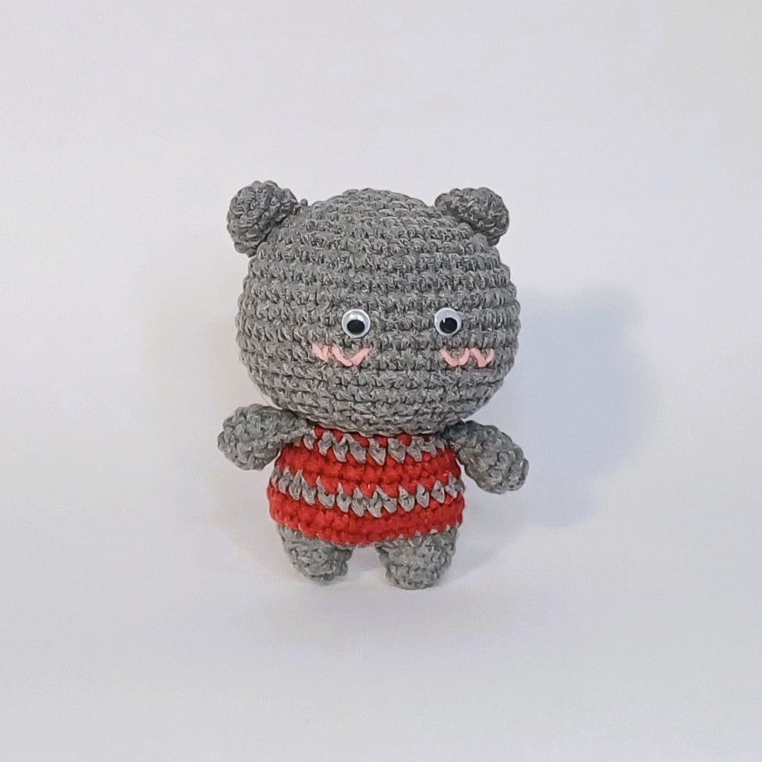 Peluche au crochet de l'adorable chat gris