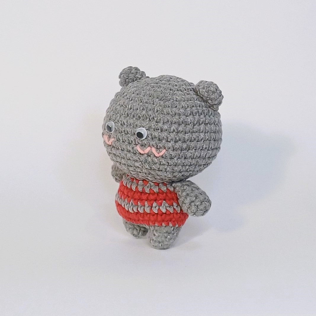 Peluche au crochet de l'adorable chat gris