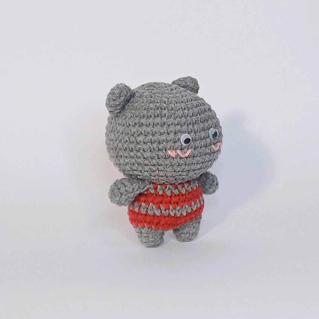 Peluche au crochet de l'adorable chat gris