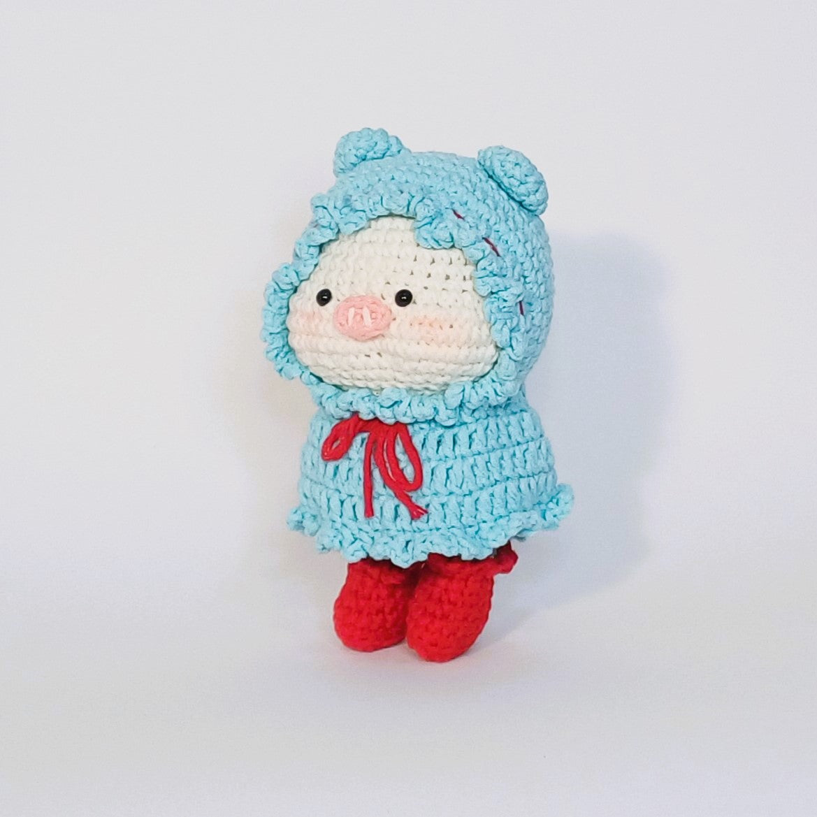 Peluche au crochet de l'adorable cochon avec imperméable